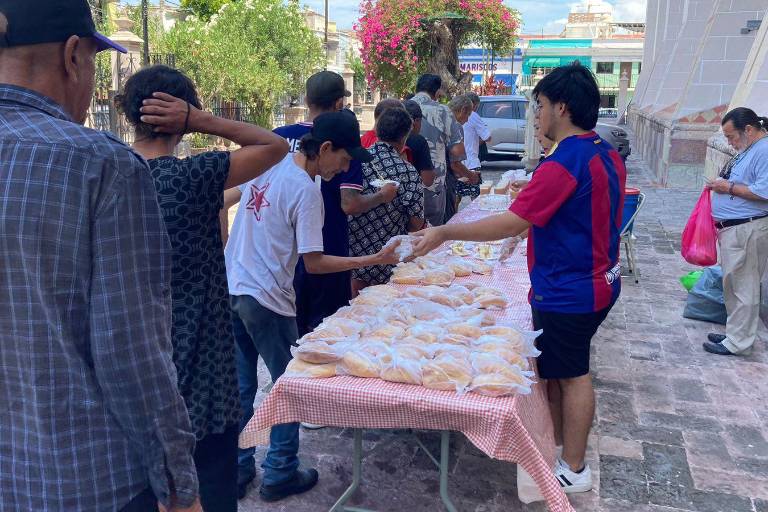 Ayuda comedor comunitario en Catedral de Mazatlán a personas sin hogar desde 4 años