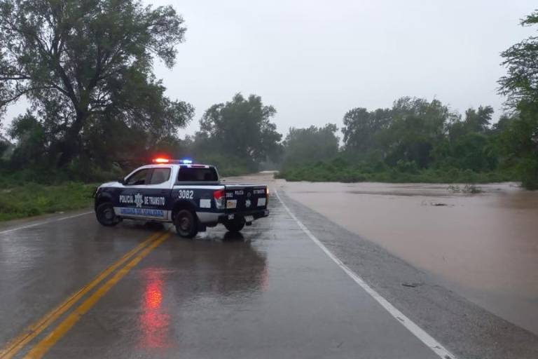 Se desborda el Río San Lorenzo en Culiacán y cierran carretera a Quilá