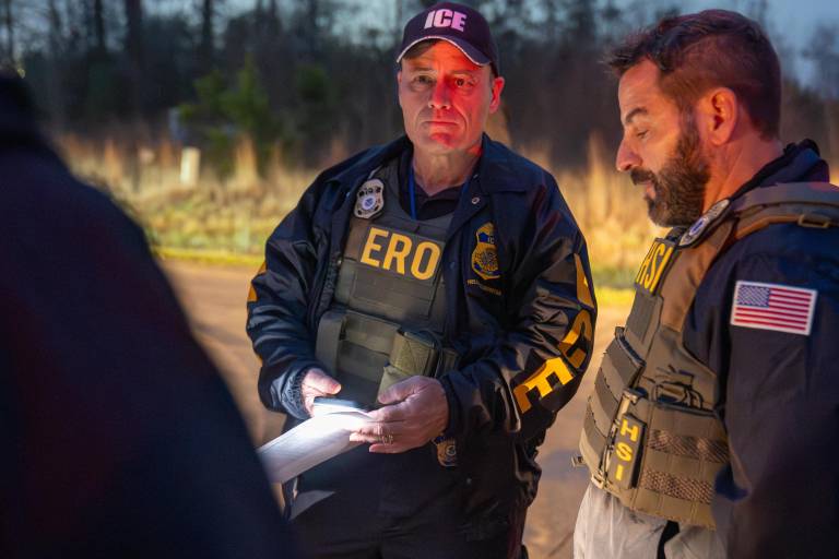Trump suspende redadas contra migrantes en granjas, hoteles y restaurantes, reporta NYT
