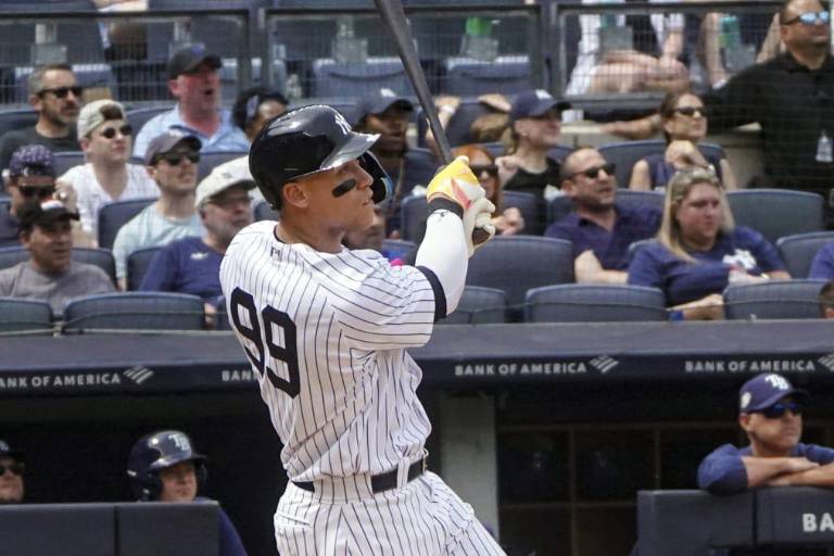 Judge da dos HR y Yanquis remontan ante Rays