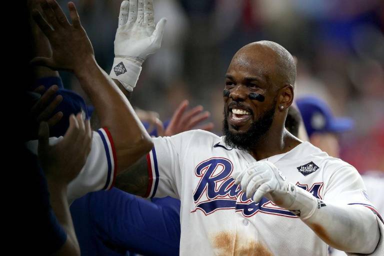 Jonrón de Adolis García da triunfo a Rangers en J1 de Serie Mundial