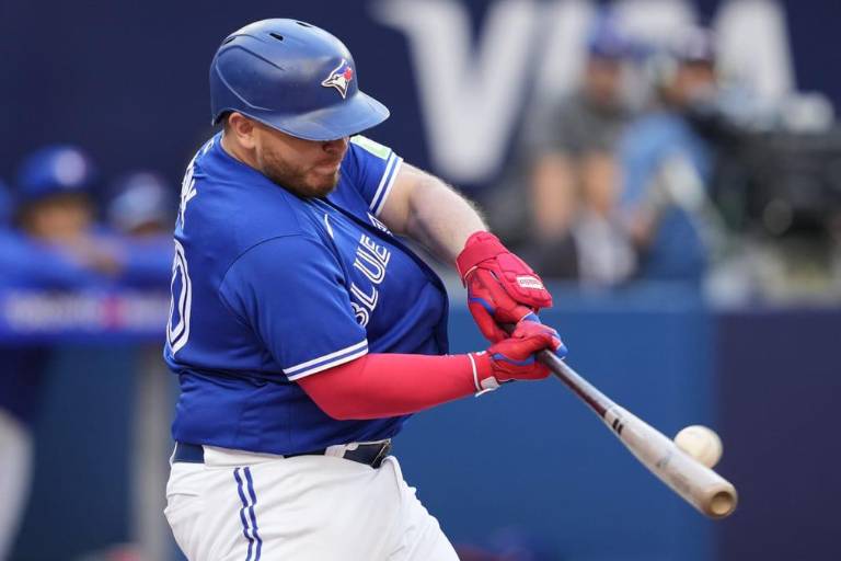 Azulejos doblegan a Angelinos con 2 HR de Kirk