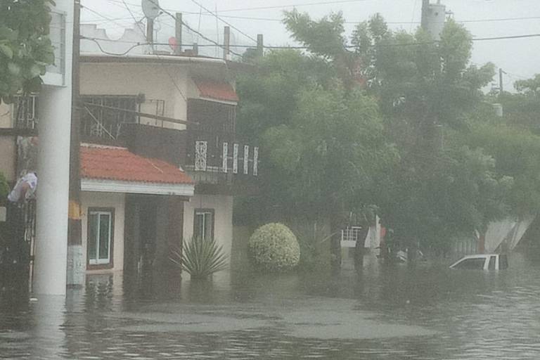 Se desborda canal de la López Mateos y se inundan casas en Mazatlán
