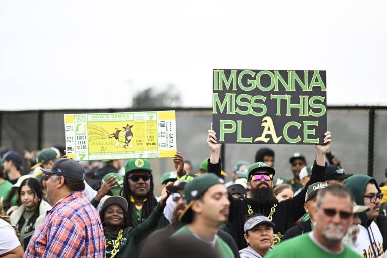 Tras 57 años, los Atléticos se despiden de Oakland con sentida victoria