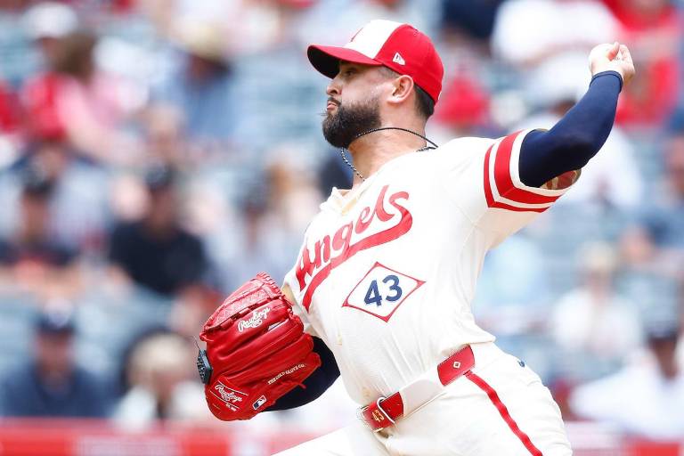 Patrick Sandoval pacta por dos años con Medias Rojas