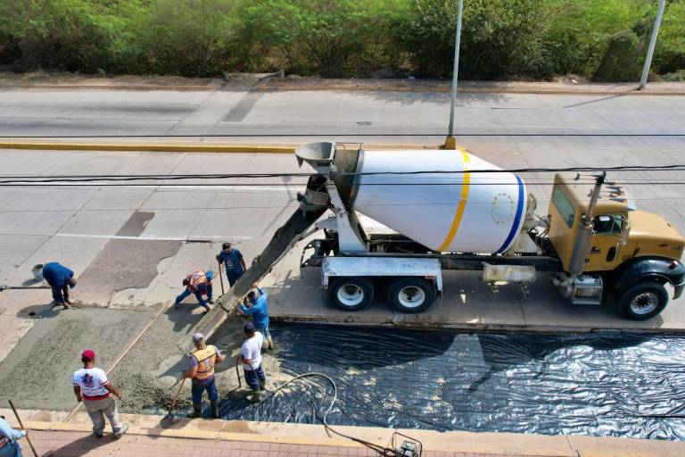 Repone Obras Públicas losas de concreto dañadas en la Avenida Peche Rice