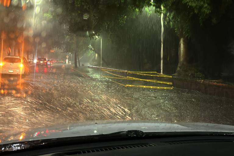 Cae fuerte tormenta en el centro de Culiacán; llaman a tomar precauciones