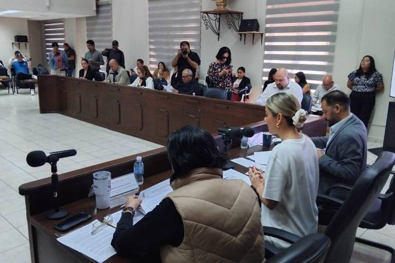 Problemática de baches en Mazatlán genera discusión en sesión de Cabildo