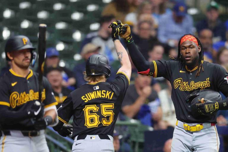 Reynolds pone marca con 5 hits y Piratas se imponen en Milwaukee