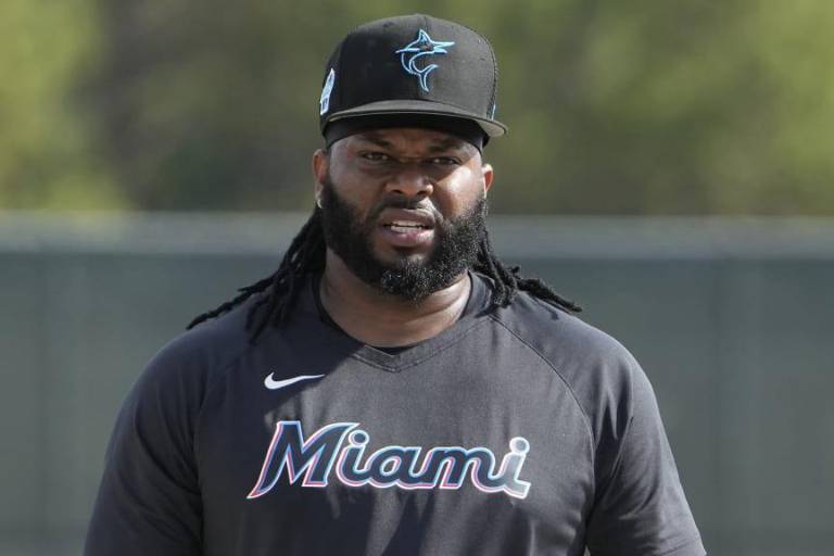Johnny Cueto tendrá más descanso debido a molestia en el brazo
