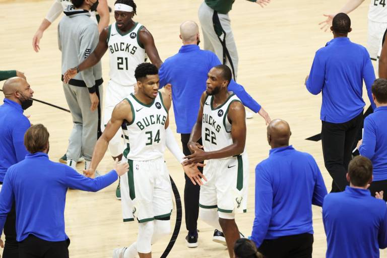 Los Bucks vencen a los Suns y quedan a un triunfo del título de la NBA