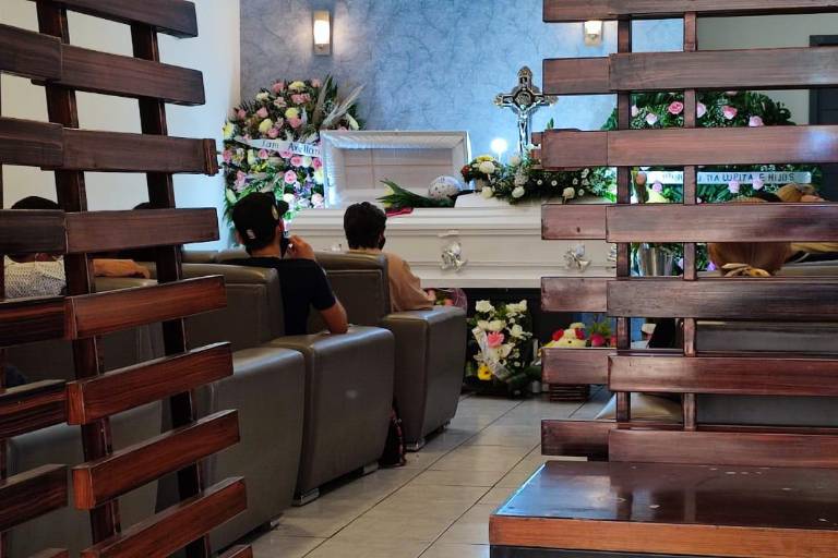 Wilmer y Ángeles fueron amigos de Valentina desde la primaria, y la acompañan con dolor en su velorio