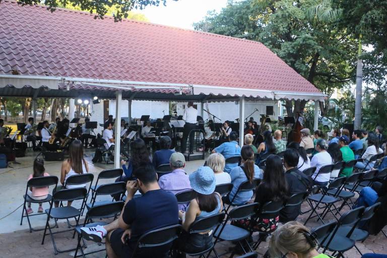 Lleva la Banda Sinfónica Juvenil la música al parquecito de Las Quintas