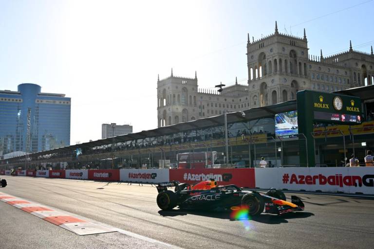 Checo Pérez gana en Bakú la primera Sprint del año