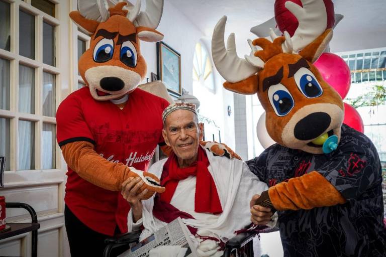 Con música, arte y beisbol llega Antonio López Sáenz a los 87 años