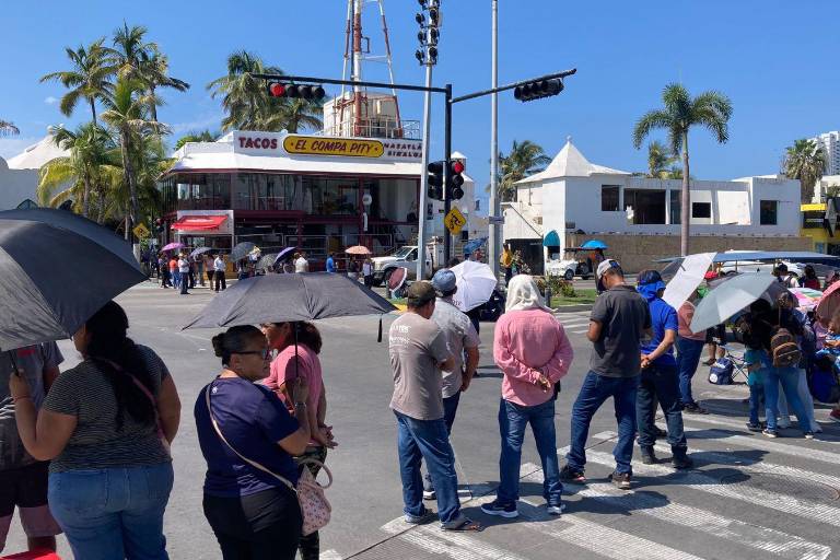 Bloquean desplazados por la violencia glorieta entre Rafael Buelna y Camarón Sábalo en exigencia de escrituras