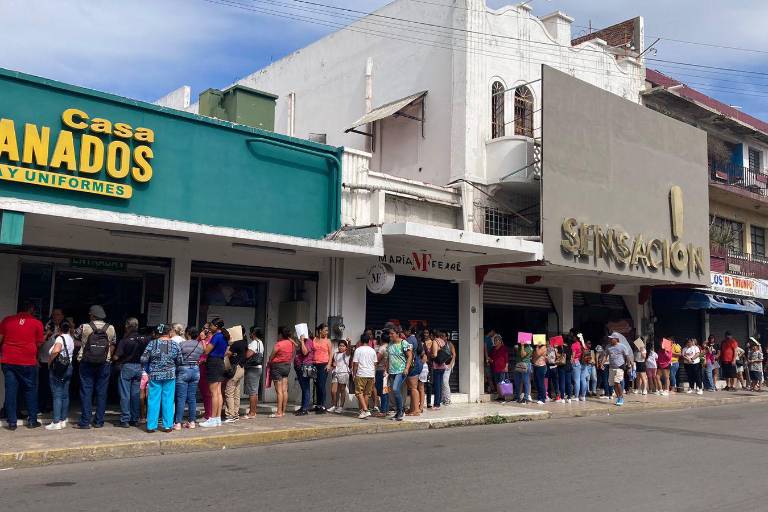 Papelerías y tiendas de ropa atienden a padres en primer día de canje escolar en el Centro de Mazatlán