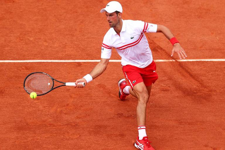 Novak Djokovic avanza en París sin mirar atrás