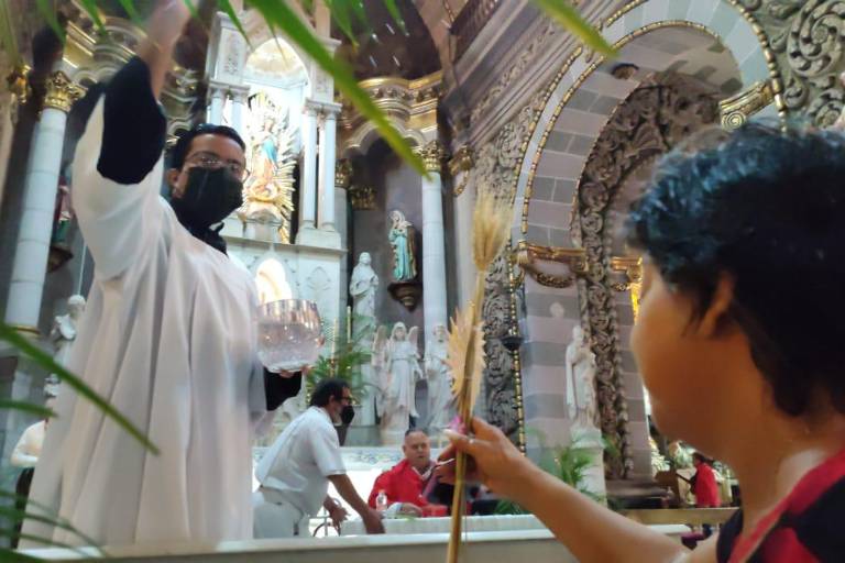 Obispo de Mazatlán llama, en Domingo de Ramos, a evitar excesos en Semana Santa