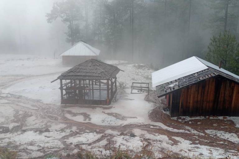 Amanece con una capa de hielo el poblado de Santa Gertrudis, en la zona serrana de Badiraguato
