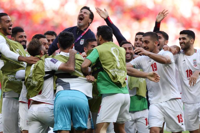 Irán sorprende 2-0 a Gales y busca la clasificación a octavos
