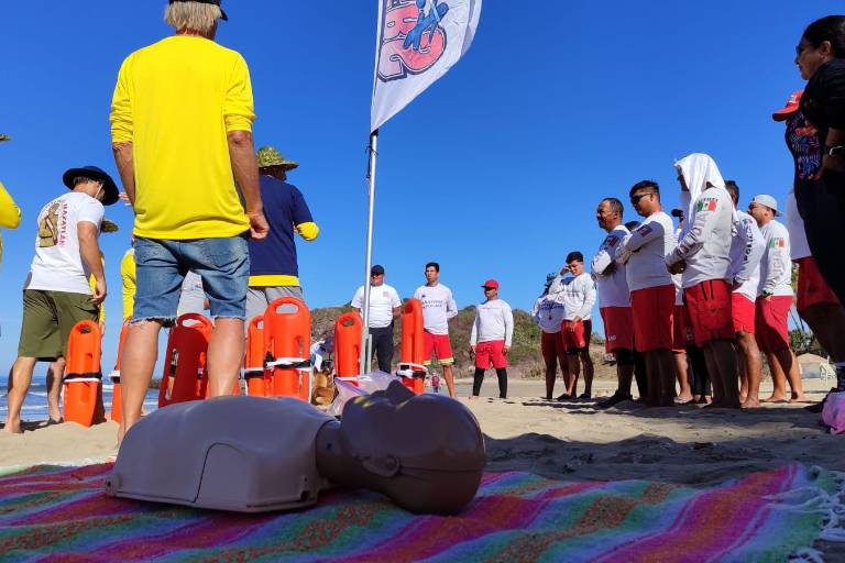 Bomberos de EU capacitan a agentes de la Policía Acuática de Mazatlán