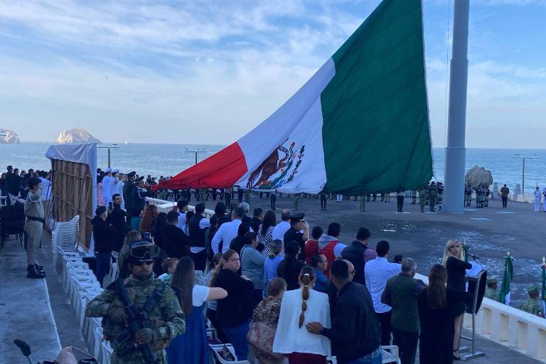 Celebran el Día de la Bandera con el recuerdo de la defensa al puerto de Mazatlán