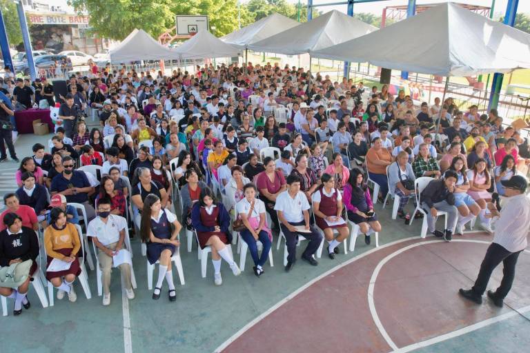 Realizan última entrega de becas Proase del año a mil 700 estudiantes de secundaria