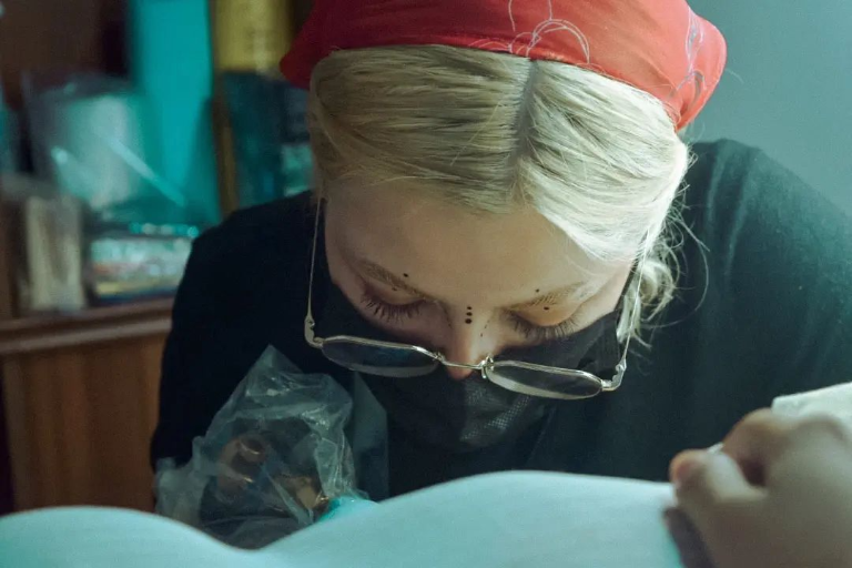 Yazmín traza sus emociones en la piel de otros