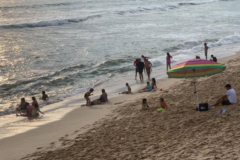 Disfrutan de las playas de Mazatlán hasta el último día de vacaciones