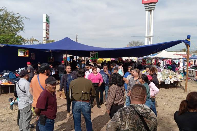 Exigen comerciantes de Los Huizaches reubicación de vendedores que acaparan lugar