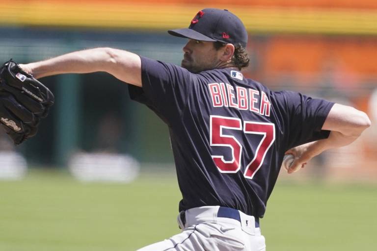 Indios se imponen con joya de Shane Bieber