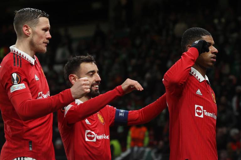 Manchester United golea al Betis del mexicano Andrés Guardado