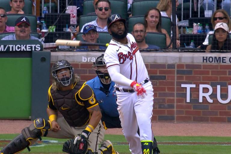 Bravos someten a Padres con jonrón de Ozuna