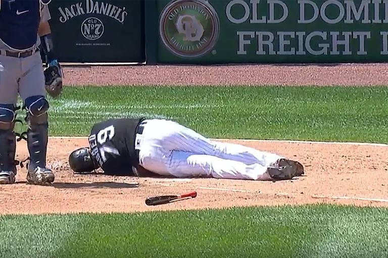 José Abreu, de los Medias Blancas, sale del juego tras recibir pelotazo