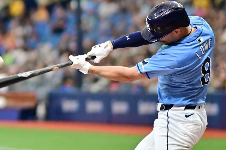 Hit oportuno de Lowe ayuda a Rays a frenar mala racha contra Reales