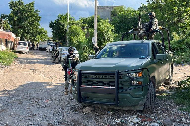 Operativo en un domicilio de Guamúchil deja una camioneta y droga asegurada