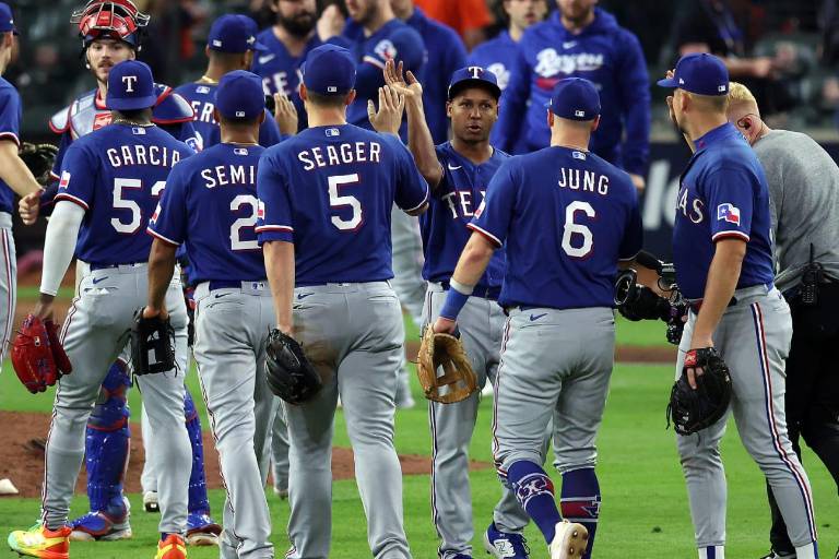 Rangers blanquean a Astros para dar primer golpe en SCLA