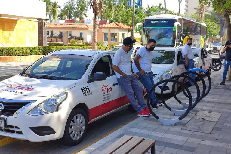Tránsito de Mazatlán infracciona a 15 taxistas y detiene otra unidad en la Zona Dorada