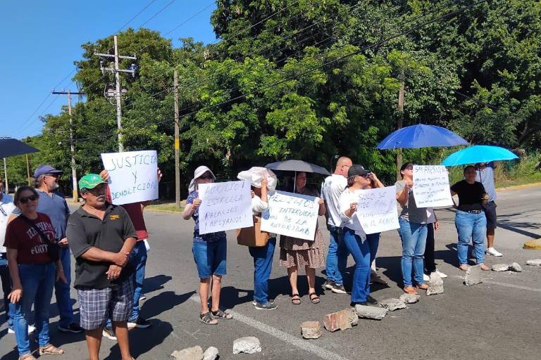Bloquean los dos carriles de Leonismo Internacional en protesta por construcción de un edificio departamental
