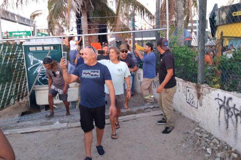 Surfistas, comerciantes y colectivos protestan contra bloqueo a accesos de playa en Mazatlán