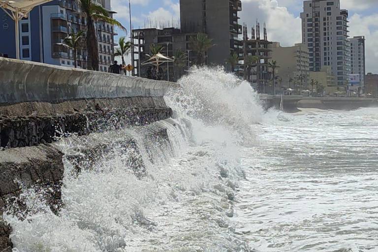 ¡Evita riesgos! Las playas de Mazatlán siguen cerradas por el fuerte oleaje