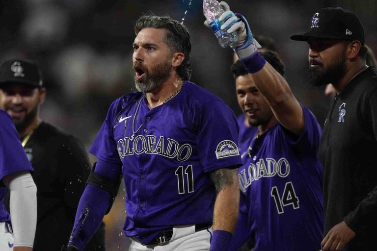 Jake Cave y Rockies rieron de último en juego de volteretas contra Milwaukee