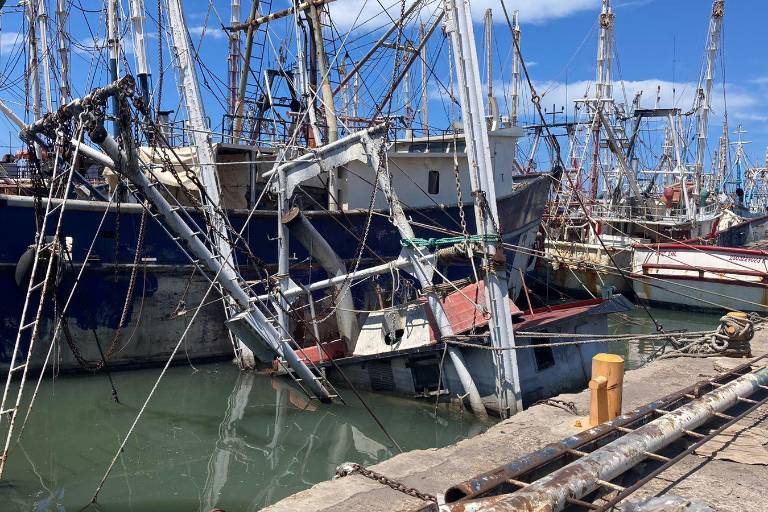 Barcos ‘chatarra’ siguen ocupando espacio en los muelles; no hay plan de retiro
