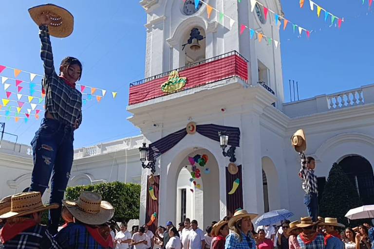 Realizan desfile de la Revolución Mexicana en Escuinapa con cuatro horas de duración