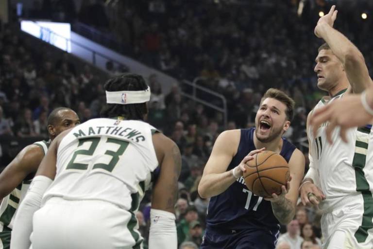 Luka Doncic luce certero para guiar a los Mavs sobre los Bucks