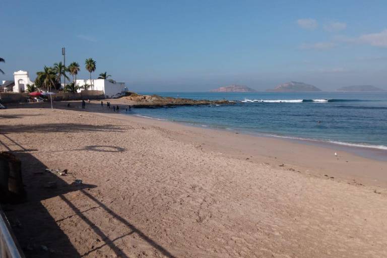 La playa Pinitos, en Mazatlán, también perdió su certificación