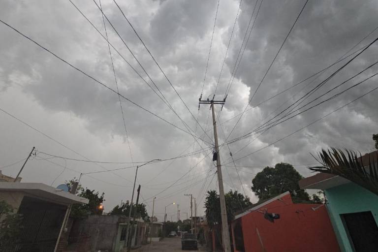 Fuertes vientos, truenos y lluvias se registran en Rosario