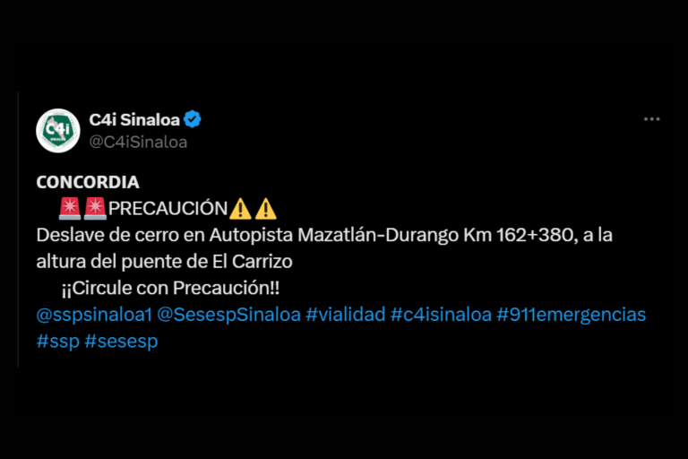 Cierran de forma parcial la Autopista Mazatlán-Durango tras deslave en cerro, a la altura del puente El Carrizo