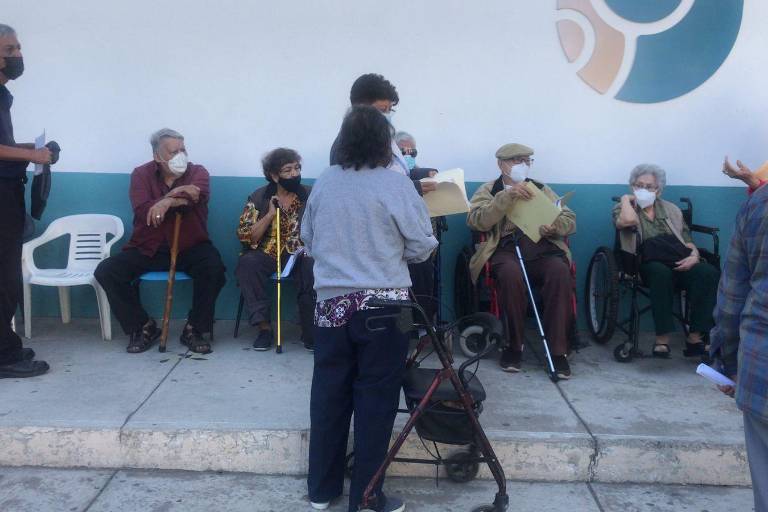Adultos mayores pasan la noche afuera de los centros de vacunación en Mazatlán, a pesar del frío